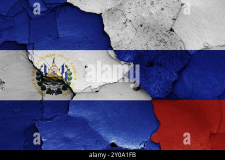 Flaggen von El Salvador und Russland auf gerissene Wand gemalt Stockfoto