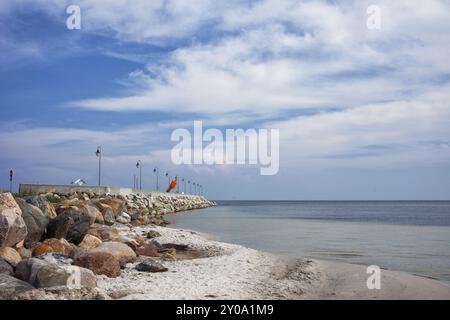 Betonhafenpier mit Wellenbrecher und kleinem Strand an der Ostseebucht auf der Halbinsel Hel in Kuznica, Polen, Europa Stockfoto