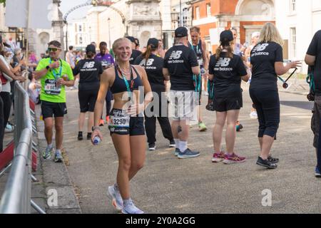London, UK, 1. September 2024: Läufer genießen den Sonnenschein nach dem Big Half-Rennen , After-Party im Greenwich Park für den Big Half London Marathon 2024 organisiert vom London Marathon. Der 13,1 km lange Kurs führt durch London von der Tower Bridge zum berühmten Cutty Sark in London Greenwich England, Großbritannien. Beschreibung: Glosszoom/Alamy Live ne Stockfoto