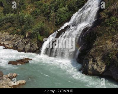 Türkisfarbener Marsyangdi-Fluss und Wasserfall. Szene in der Nähe von Jagat, Annapurna Conservation Area, Nepal, Asien Stockfoto