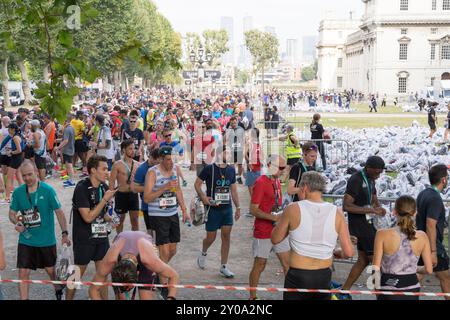 London, UK, 1. September 2024: Läufer genießen den Sonnenschein nach dem Big Half-Rennen , After-Party im Greenwich Park für den Big Half London Marathon 2024 organisiert vom London Marathon. Der 13,1 km lange Kurs führt durch London von der Tower Bridge zum berühmten Cutty Sark in London Greenwich England, Großbritannien. Beschreibung: Glosszoom/Alamy Live ne Stockfoto