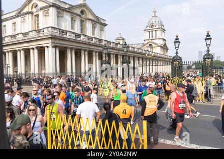 London, UK, 1. September 2024: Läufer genießen den Sonnenschein nach dem Big Half-Rennen , After-Party im Greenwich Park für den Big Half London Marathon 2024 organisiert vom London Marathon. Der 13,1 km lange Kurs führt durch London von der Tower Bridge zum berühmten Cutty Sark in London Greenwich England, Großbritannien. Beschreibung: Glosszoom/Alamy Live ne Stockfoto