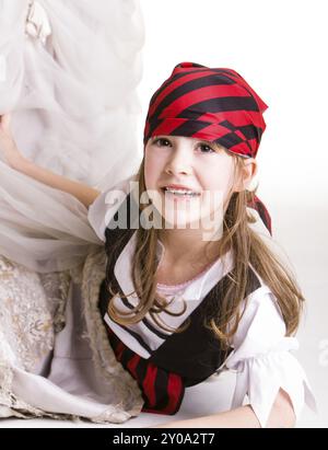 Das kleine Mädchen spielt Verstecken in einem Piratenkostüm Stockfoto