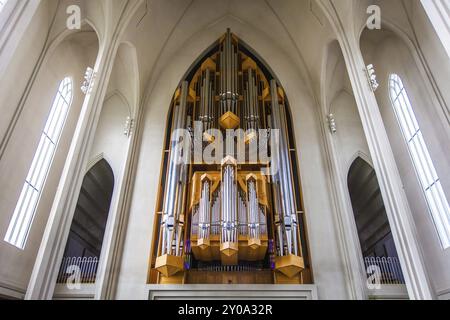 REYKJAVIK, ISLAND, 6. JULI: Innenansicht der Pfeifenorgel und architektonische Gestaltung der Hallgrimskirkja Kirche, Blick auf den Turm am 0. Juli Stockfoto