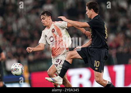 Torino, Italien. September 2024. Roma Niccolo' Pisilli kämpft mit Juventus' Kenan Yildiz während des Fußballspiels der Serie A zwischen Juventus und Roma im Allianz-Stadion in Turin, Nordwesten Italiens - Sonntag, den 01. September 2024. Sport - Fußball . (Foto: Marco Alpozzi/Lapresse) Credit: LaPresse/Alamy Live News Stockfoto