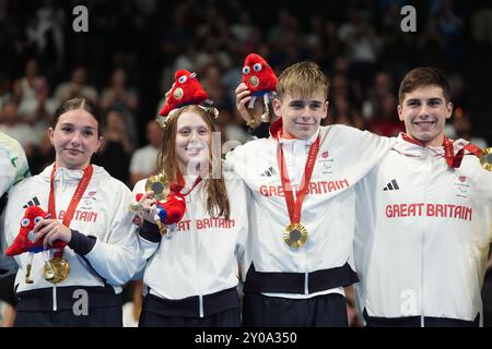 Die Briten Willaim Ellard, Rhys Darbey, Poppy Maskill und Olivia Newman-Baronius feiern mit ihren Goldmedaillen, nachdem sie am vierten Tag der Paralympischen Sommerspiele 2024 das Mixed 4x100 m Freestyle Relay S14at in der Paris La Defense Arena gewonnen haben. Bilddatum: Sonntag, 1. September 2024. Stockfoto