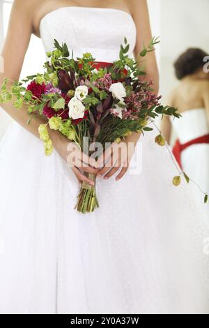 Ungewöhnliche Hochzeit Bouquet mit saftigen Blumen und Hop im retro-Stil in Händen einer Braut Stockfoto