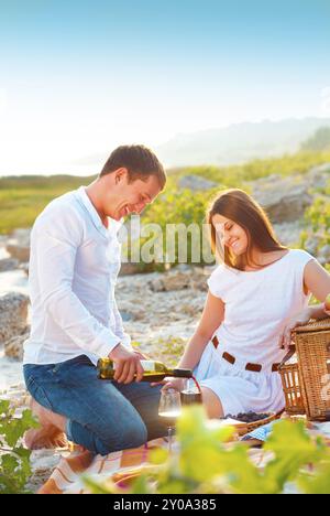 Junge glückliche Paar in Liebe auf die Sommer-Picknick. Outdoor portrait Stockfoto