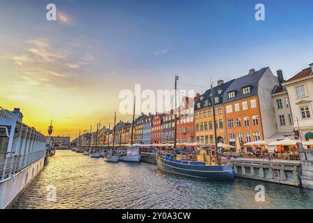 Kopenhagen Dänemark, Sonnenuntergang City Skyline am Nyhavn Hafen mit bunten Haus Stockfoto