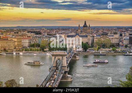 Budapest Ungarn, Sonnenuntergang über der Stadt an der Donau mit Kettenbrücke und St.-Stephans-Basilika Stockfoto