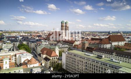 München Aerial Highway mit dem bekanntesten Wahrzeichen, der Frauenkirche im Zentrum Stockfoto