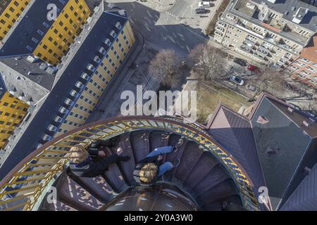 Kopenhagen, Dänemark, 16. März 2016: Touristen auf der Wendeltreppe von vor Frelsers Kirke in Kopenhagen, Dänemark, Europa Stockfoto