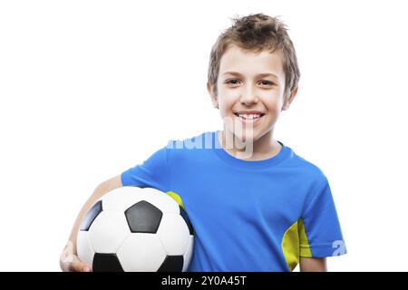 Gut aussehender lächelnder Kinderjunge Hand hält Fußball weiß isoliert Stockfoto