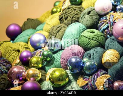 Weihnachtsdekoration. Bunte Faden- Und Glaskugeln Unter Dem Licht Stockfoto