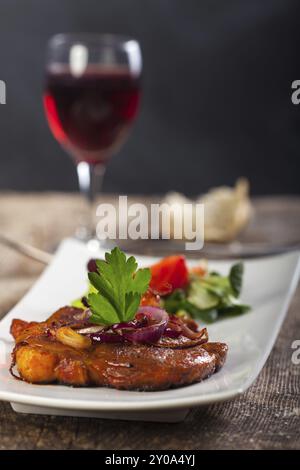 Gegrilltes Schweinesteak auf einem Teller Stockfoto