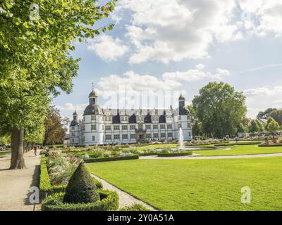 Schloss mit gepflegten Gärten und Bäumen, sonnig mit einigen Wolken, Schloss Neuhaus, Deutschland, Europa Stockfoto