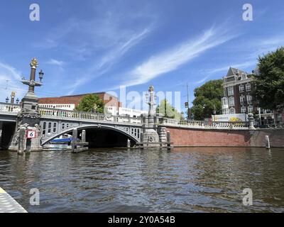 Amsterdam, Niederlande. Juni 2023. Die blaue Brücke über den Fluss Amstel in Amsterdam Stockfoto