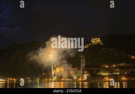 Solstice Feuerwerk mit Blick auf Duernstein, Rossatz-Arnsdorf, Niederösterreich, Österreich, Europa Stockfoto