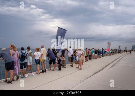 Barcelona, Spanien. September 2024. Eine Reihe von Zuschauern ist an der Mole des Port Olimpic in Barcelona zu sehen nach der Louis Vuitton America's Cup Round Robin sind zahlreiche Zuschauer, Einwohner, Touristen und Profis an der Mole des olimpischen Hafens von Barcelona gekommen, um den dritten Regattentag mit dem Round Robin America's Cup Louis Vuitton live zu beobachten. Quelle: SOPA Images Limited/Alamy Live News Stockfoto