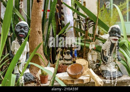 Religiöser Altar mit Gegenständen und Elementen von Umbanda unter Pflanzen, Belo Horizonte, Minas Gerais, Brasilien, Südamerika Stockfoto