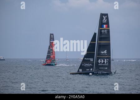 Barcelona, Spanien. September 2024. Die Boote der französischen und neuseeländischen Teams werden während der America's Cup Regatta gesehen. Zahlreiche Zuschauer, Einwohner, Touristen und Profis sind an der Mole des olympischen Hafens von Barcelona gekommen, um den dritten Regattentag mit dem Round Robin America's Cup Louis Vuitton live zu beobachten. Quelle: SOPA Images Limited/Alamy Live News Stockfoto