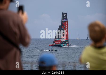 Barcelona, Spanien. September 2024. Die Boote der neuseeländischen Mannschaft werden während der America's Cup Regatta gesehen. Zahlreiche Zuschauer, Einwohner, Touristen und Profis sind an der Mole des olympischen Hafens von Barcelona gekommen, um den dritten Regattentag mit dem Round Robin America's Cup Louis Vuitton live zu beobachten. Quelle: SOPA Images Limited/Alamy Live News Stockfoto