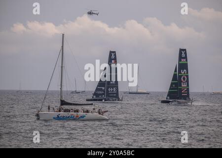 Barcelona, Spanien. September 2024. Die Boote der britischen und italienischen Teams werden während der America's Cup Regatta gesehen. Zahlreiche Zuschauer, Einwohner, Touristen und Profis sind an der Mole des olympischen Hafens von Barcelona gekommen, um den dritten Regattentag mit dem Round Robin America's Cup Louis Vuitton live zu beobachten. Quelle: SOPA Images Limited/Alamy Live News Stockfoto