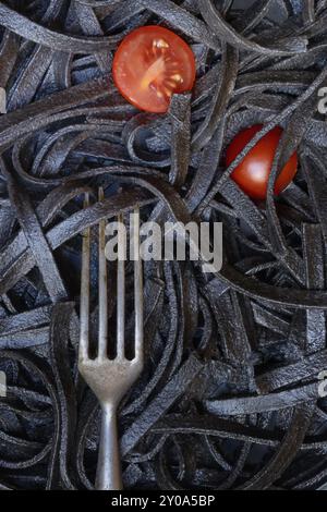 Schwarze Nudeln, gefärbt mit Tintenfisch und Gabel, Taglioni al Nero di Seppia, Italien, Europa Stockfoto