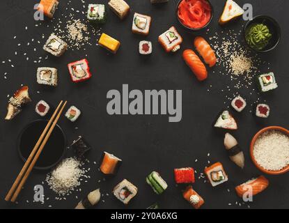 Hintergrund Sushi und Rollen, schwarzer Rahmen, Draufsicht. Stockfoto