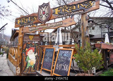 Villa General Belgrano, Cordoba, Argentinien; 20. August 2024: Fritz & Franz, ein typisches Restaurant und Brauerei der Stadt mit seinem geschnitzten Holzschild Stockfoto