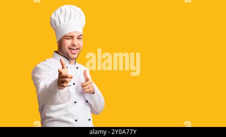 Küchenchef, Der Mit Den Fingern Auf Die Kamera Zuwinkt, Studio, Panorama Stockfoto