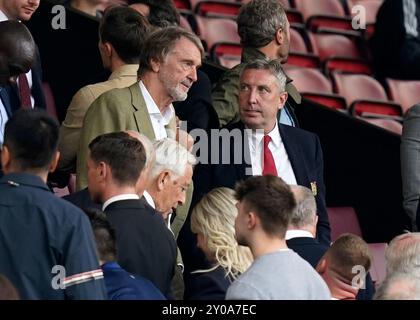 Manchester, Großbritannien. September 2024. Der Besitzer von Manchester United Sir Jim Ratcliffe (C) und Jason Wilcox während des Premier League-Spiels in Old Trafford, Manchester. Der Bildnachweis sollte lauten: Andrew Yates/Sportimage Credit: Sportimage Ltd/Alamy Live News Stockfoto