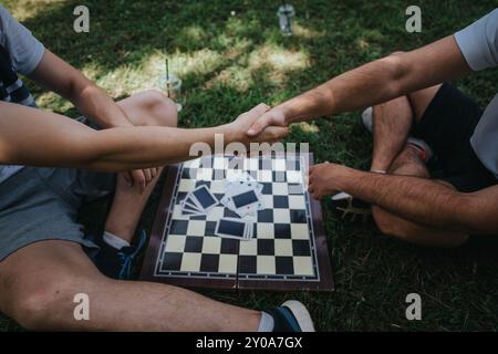 Zwei Leute schütteln in einem Freundschaftsspiel die Hand über ein Schachbrett Stockfoto