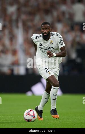 Madrid, Spanien. September 2024. MADRID, SPANIEN - 1. SEPTEMBER: Antonio Rudiger Mittelverteidiger von Real Madrid spielt mit dem Ball während des LaLiga EA Sports Matches zwischen Real Madrid und Real Betis im Santiago Bernabeu Stadion am 1. September 2024 in Madrid. (Foto von Francisco Macia/Photo Players Images/Magara Press) Credit: Magara Press SL/Alamy Live News Stockfoto