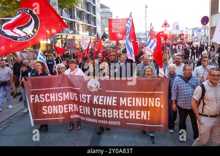 Hamburg, Deutschland. September 2024. Teilnehmer einer Demonstration gegen die Rechte halten ein Banner mit der Aufschrift „Faschismus ist keine Meinung, es ist ein Verbrechen!“. Die Hamburger Allianz gegen die Rechte rief unter dem Motto „ob Thüringen oder Hamburg: Kein Schritt für die AfD!“ zu einer Demonstration in der Innenstadt auf. Quelle: Bodo Marks/dpa/Alamy Live News Stockfoto