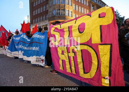 Hamburg, Deutschland. September 2024. Die Teilnehmer einer Demonstration gegen die rechte Seite halten ein Banner mit der Aufschrift „Stop AfD!“. Die Hamburger Allianz gegen die Rechte rief unter dem Motto „ob Thüringen oder Hamburg: Kein Schritt für die AfD!“ zu einer Demonstration in der Innenstadt auf. Quelle: Bodo Marks/dpa/Alamy Live News Stockfoto