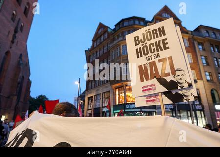 Hamburg, Deutschland. September 2024. Ein Schild mit der Aufschrift "Björn Höcke ist ein Nazi" ist bei einer Demonstration gegen die Rechte zu sehen. Die Hamburger Allianz gegen die Rechte rief unter dem Motto „ob Thüringen oder Hamburg: Kein Schritt für die AfD!“ zu einer Demonstration in der Innenstadt auf. Quelle: Bodo Marks/dpa/Alamy Live News Stockfoto