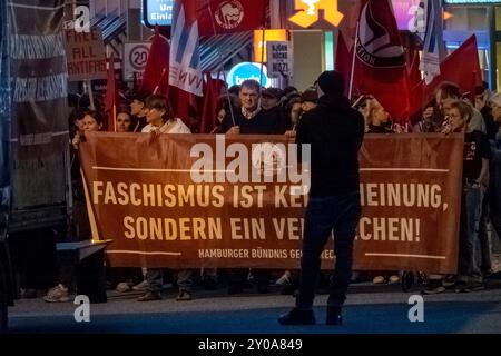 Hamburg, Deutschland. September 2024. Teilnehmer einer Demonstration gegen die Rechte halten ein Banner mit der Aufschrift „Faschismus ist keine Meinung, es ist ein Verbrechen!“. Die Hamburger Allianz gegen die Rechte rief unter dem Motto „ob Thüringen oder Hamburg: Kein Schritt für die AfD!“ zu einer Demonstration in der Innenstadt auf. Quelle: Bodo Marks/dpa/Alamy Live News Stockfoto