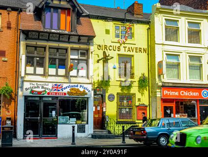 Coole Häuser auf der Straße in Manchester, Großbritannien. Stockfoto