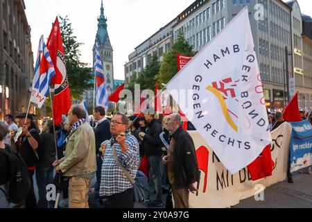 Hamburg, Deutschland. September 2024. Teilnehmer an einer Demonstration gegen die richtigen Hold-Flaggen und Banner. Die Hamburger Allianz gegen die Rechte rief unter dem Motto „ob Thüringen oder Hamburg: Kein Schritt für die AfD!“ zu einer Demonstration in der Innenstadt auf. Quelle: Bodo Marks/dpa/Alamy Live News Stockfoto