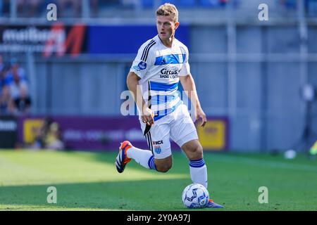 Zwolle, Niederlande. September 2024. ZWOLLE, NIEDERLANDE - 1. SEPTEMBER: Olivier Aertssen von PEC Zwolle sieht bei einem niederländischen Eredivisie-Spiel zwischen PEC Zwolle und Heracles Almelo bei MAC an? PARK stadion am 1. September 2024 in Zwolle, Niederlande. (Foto: Raymond Smit/Orange Pictures) Credit: dpa/Alamy Live News Stockfoto