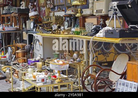 Verschiedene antike Objekte zum Verkauf auf Flohmarkt Stockfoto