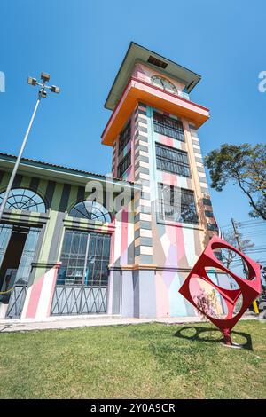 Ribeirão Pires, SP Brasilien. 30. August 2024. Historisches Museum, farbenfrohes Gebäude am Ribeirão Pires in Brasilien. Stockfoto