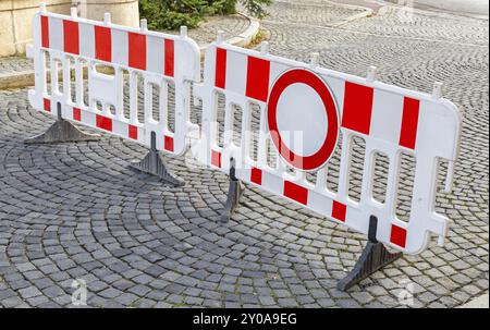 Mobile Straßensperre auf Kopfsteinpflaster Stockfoto