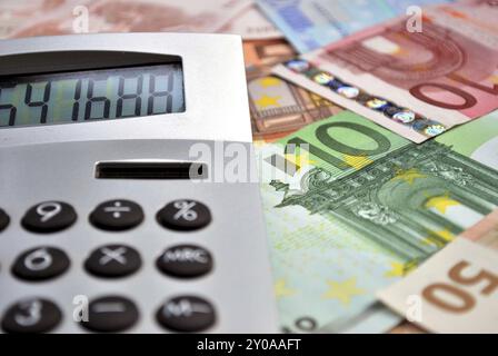 Makro eines Rechners über vielen Euro-Banknoten Stockfoto