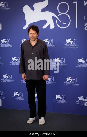 Venedig Lido, Italien. September 2024. Regisseur Jon Watts nimmt am 1. September 2024 in Venedig, Italien, am Fotobesuch „Wolfs“ während des 81. Internationalen Filmfestivals von Venedig im Palazzo del Casino Teil. (Foto: Daniele Cifala/NurPhoto) Credit: NurPhoto SRL/Alamy Live News Stockfoto