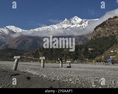 Ruine Brücke und Dhaulagiri, Szene in der Annapurna Conservation Area, Nepal, Asien Stockfoto