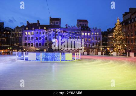 Eislaufbahn auf dem Altstädter Ring in Warschau in der Nacht während der Weihnachtszeit in Polen Stockfoto