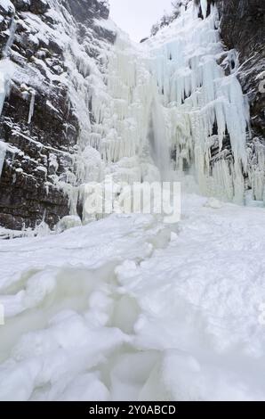 Der gefrorene Wasserfall Njupeskaer (Schwedens höchster Wasserfall), Fulufjaellet Nationalpark, Dalarna, Schweden, Dezember 2011, Europa Stockfoto