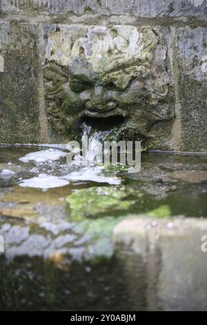 Kleiner Wandbrunnen in einem Park Stockfoto